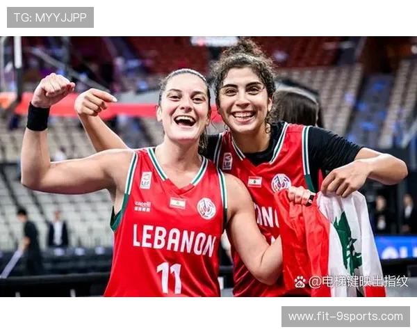 女篮前锋两次补篮得分引爆替补席