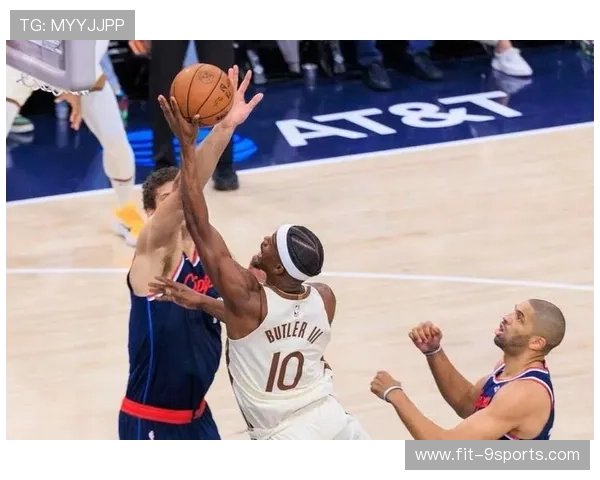 巴特勒追身三分命中,全场瞬间点燃 巴特勒追身三分命中,全场瞬间点燃